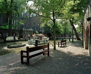 801080 Afbeelding van de zitbanken bij de aanlegplaats van Rederij Schuttevaer aan de Oudegracht te Utrecht.